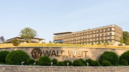 Außenansicht des WALD.WEIT Hotels mit modernem Gebäudekomplex als Arbeitgeber für diverse Hoteljobs bei Frankfurt
