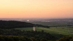 Panoramablick vom Hotel über Wälder und den Rhein im Rheingau bei atmosphärischem Licht