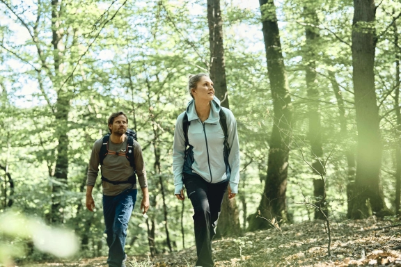 Zwei Personen wandern durch einen Wald in der Nähe vom Hotel im Rheingau