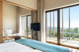 Helles Hotelzimmer mit Balkon und Ausblick beim stilvoll übernachten im Rheingau