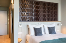 Modernes Doppelzimmer mit Designelementen aus Holz zum komfortabel übernachten im Rheingau