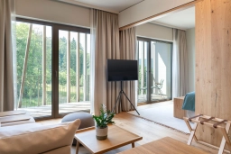 Helle Suite mit Blick ins Grüne und natürlichen Materialien zum stilvoll übernachten im Rheingau