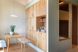 Familienfreundliche Suite mit Essbereich, Teestation und Holzdetails zum übernachten im Rheingau