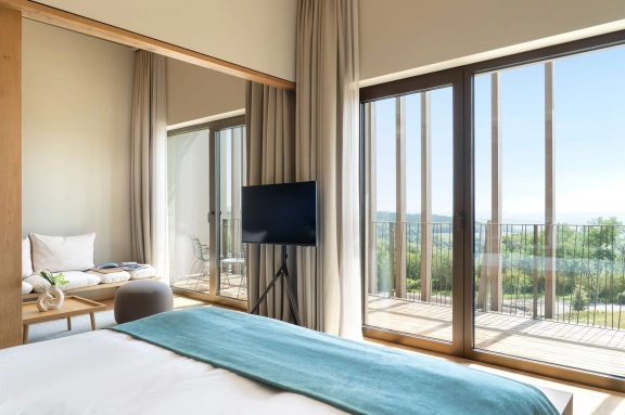 Helles Hotelzimmer mit Balkon und Ausblick beim stilvoll übernachten im Rheingau