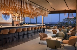 Der Bar- und Restaurantbereich vom WALD.WEIT mit zahlreichen Sitzgelegenheiten und weitläufiger Glasfront und schöner Aussicht