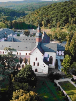 Luftaufnahme vom Kloster Eberbach, einer der bekanntesten Sehenswürdigkeiten im Rheingau