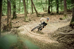 Foto von einem Mountainbikefahrer, der nahe eines Sporthotels im Rheingau auf einem MTB Trail fährt