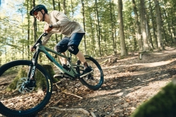 Foto eines Mountainbikefahrers, der auf einem MTB Trail in Hessen in Sportbekleidung entlangfährt