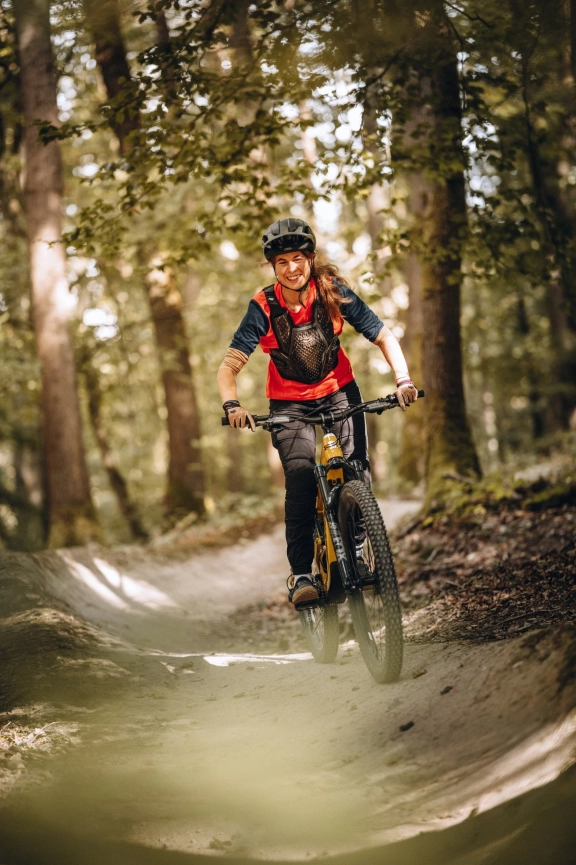 Frau auf Mountainbike