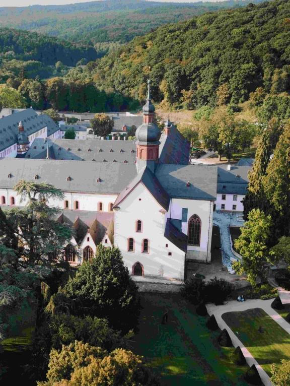 Luftaufnahme vom Kloster Eberbach, einer der bekanntesten Sehenswürdigkeiten im Rheingau