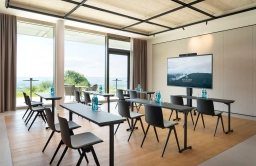 Moderner Tagungsraum im Hotel im Rheingau mit aktueller Präsentationstechnik und großer Fensterfront