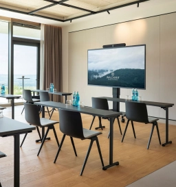 Moderner Tagungsraum im Hotel im Rheingau mit aktueller Präsentationstechnik und großer Fensterfront