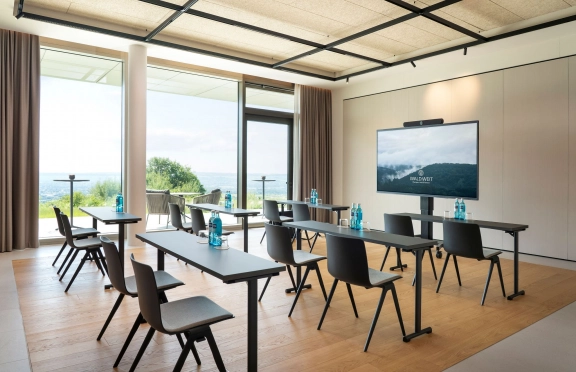 Moderner Tagungsraum im Hotel im Rheingau mit aktueller Präsentationstechnik und großer Fensterfront