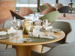 Ein gedeckter Tisch im Restaurant mit Aussicht